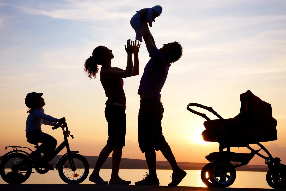 SUNTEM O FAMILIE?