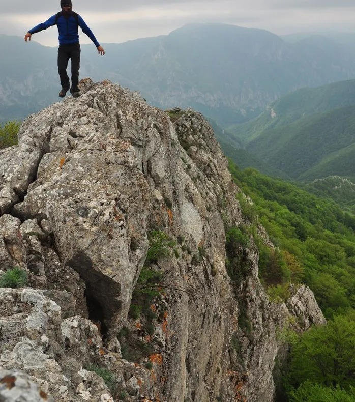 Pe buza prăpastiei