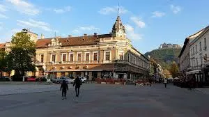 Șase mii de hunedoreni rămân șomeri. Un om de afaceri nu permite crearea de noi locuri de muncă