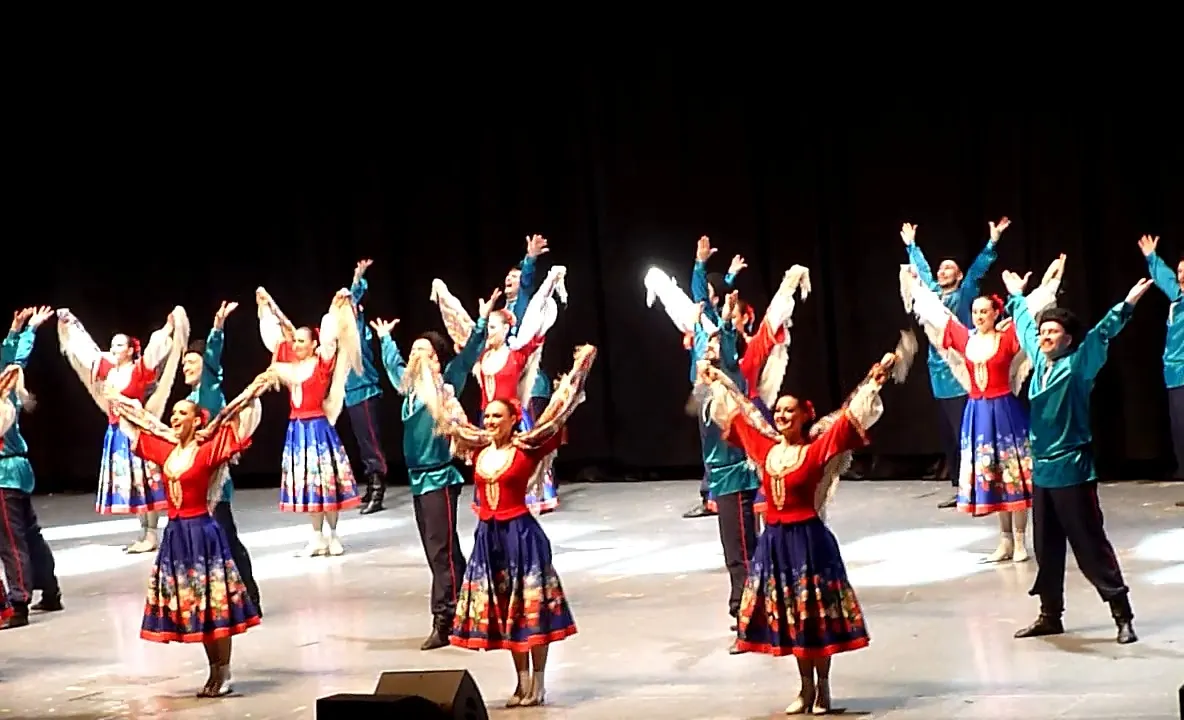 TOATĂ LUMEA RADE,CÂNTA ȘI DANSEAZĂ?