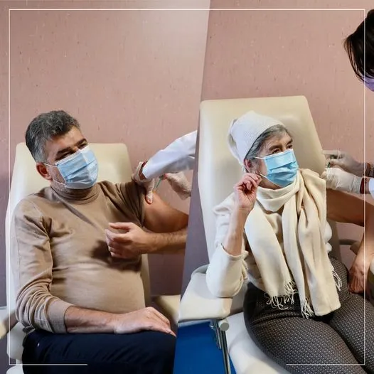Marcel Ciolacu s-a vaccinat, dar nu înainte de mama sa