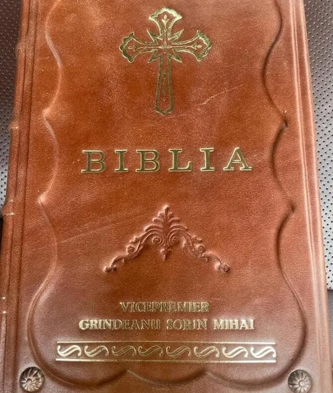Biblia cu numele lui Sorin Grindeanu naște controverse