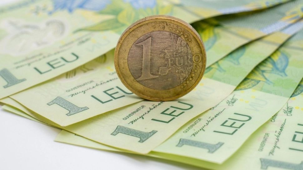 Leul, în scădere liberă: euro și dolarul ating noi recorduri. Cu cât se vinde gramul de aur