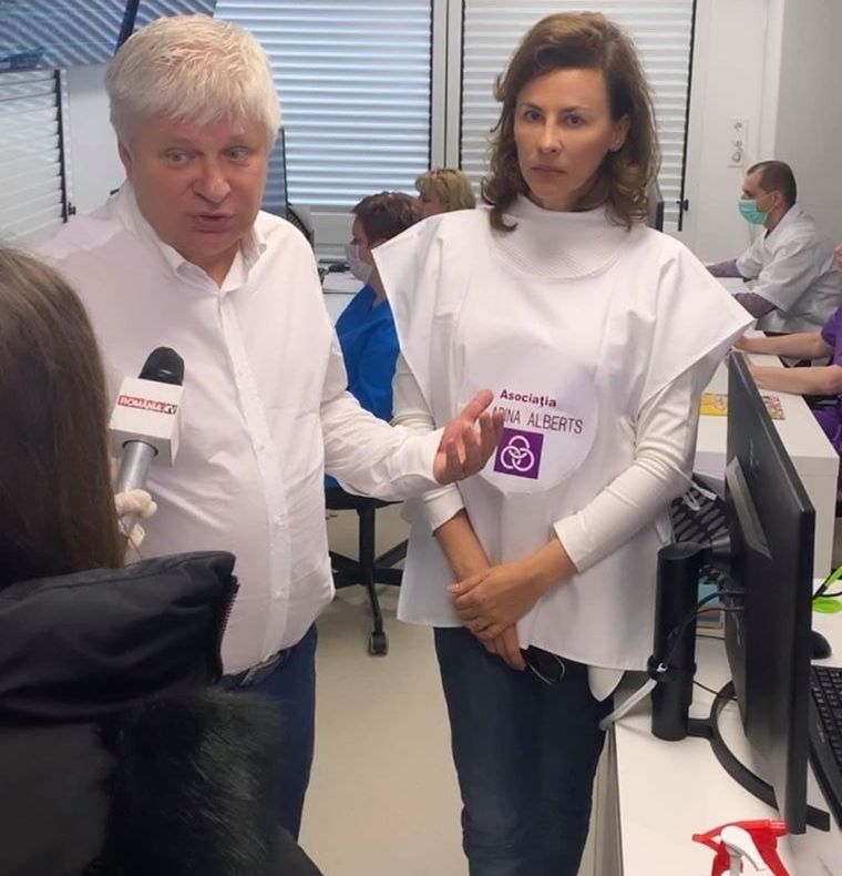 Bătrânii din Sectorul 1 au primit aparate care pot depista dacă au contactat noul coronavirus