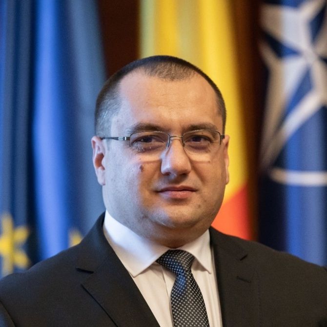 Europarlamentarul PSD Chris Terheş: Preşedintele nu poate conduce ţara prin decrete-legi ca Antonescu