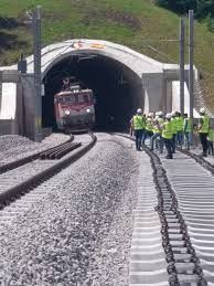 IN GURA TUNELULUI,LUMINIȚA SAU TREN?