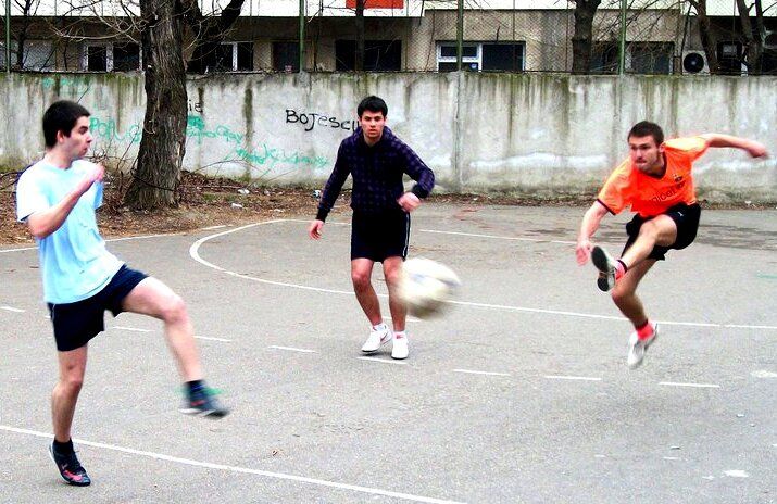 POLITICA,FOTBAL IN CURTEA ȘCOLII?