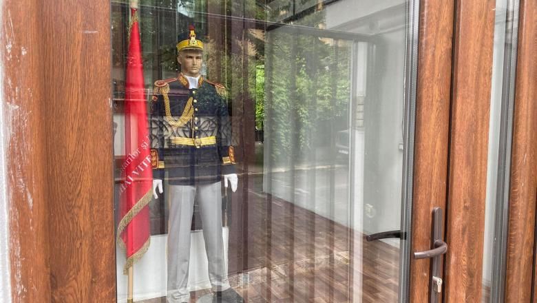 În aşteptarea unei alianţe cu PSD, Gabriel Oprea şi-a pus în vitrină un manechin îmbrăcat în uniformă militară