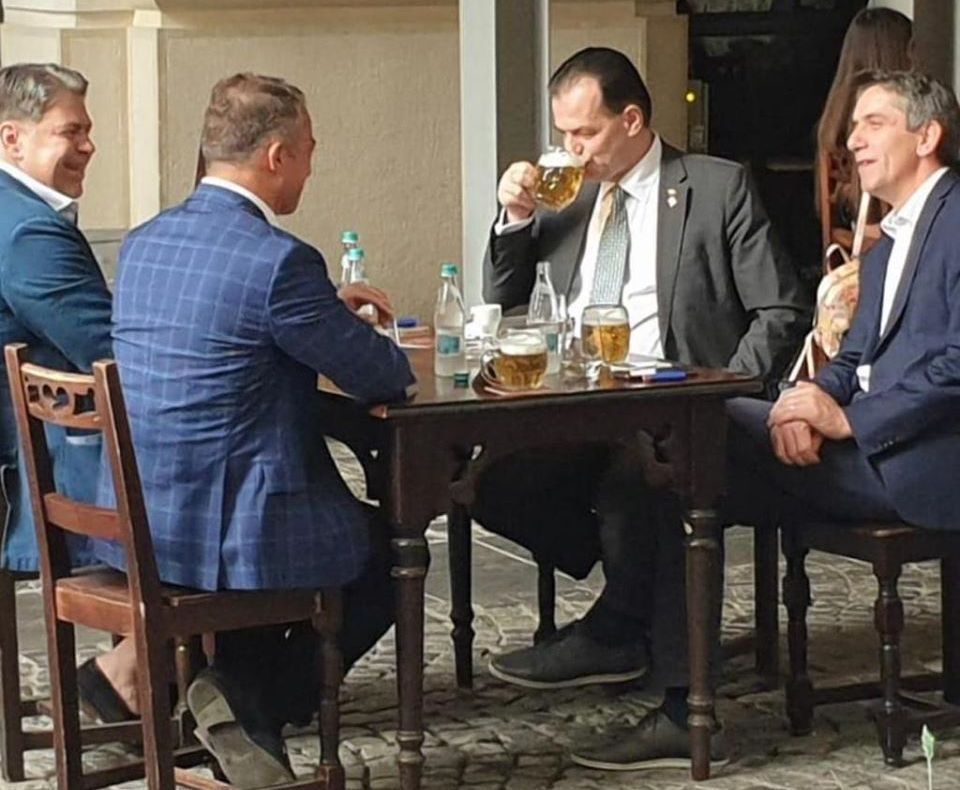 Ciolacu îi explică lui Orban cât de simplu este să salveze HORECA. „… Niște halbe băute cu prietenii”.