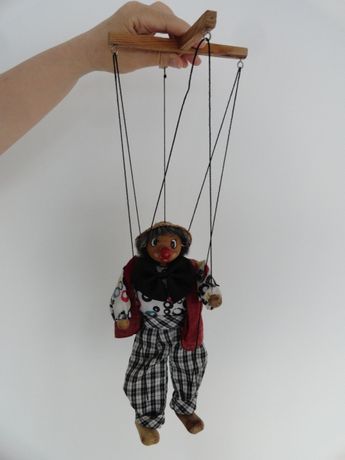 CINE SUNT MARIONETELE?