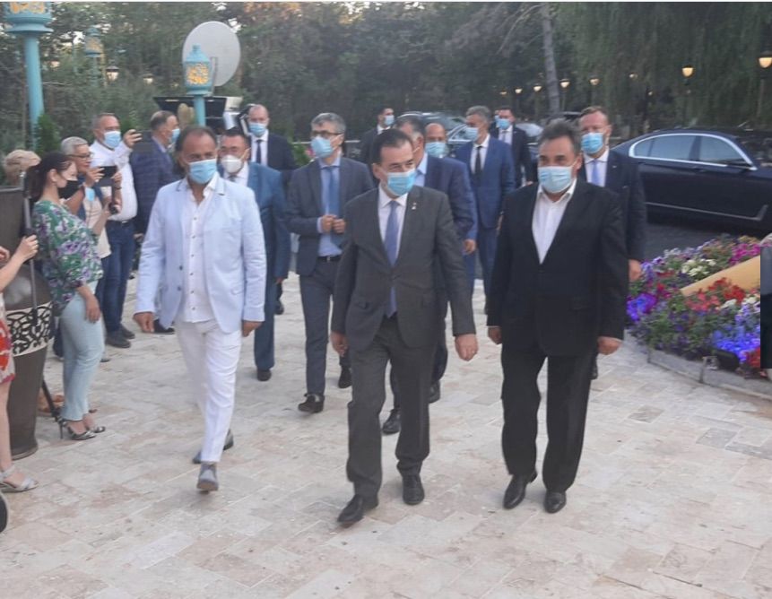 Bătălia pentru Mangalia: fostul primarul pus să măture Primăria vrea să-şi ia revanşa. În scenă intră candidatul statului nevăzut