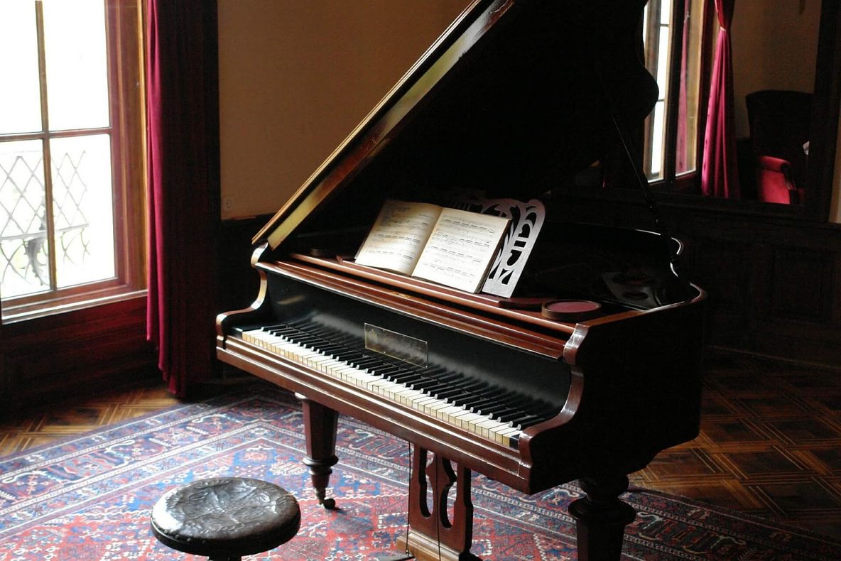 CÂNTAM DUPĂ URECHE SAU PARTITURA?