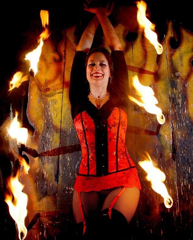 ÎȘI CER SCUZE ARUNCĂTORII DE CUȚITE?