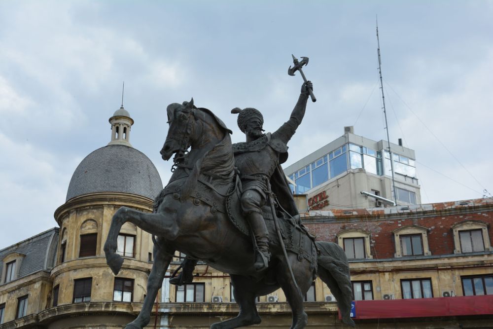 AVEM NEVOIE DE CONDUCĂTORI?