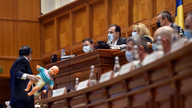 PSD a adus păpuși în plenul Parlamentului