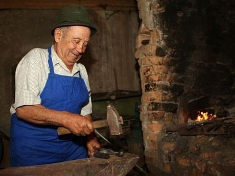 ÎNTRE CIOCAN ȘI NICOVALA?