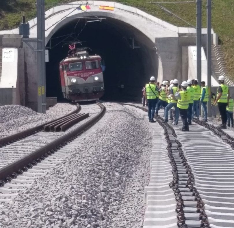 TUNELUL,URSUL,TRENUL SAU LUMINIȚA?