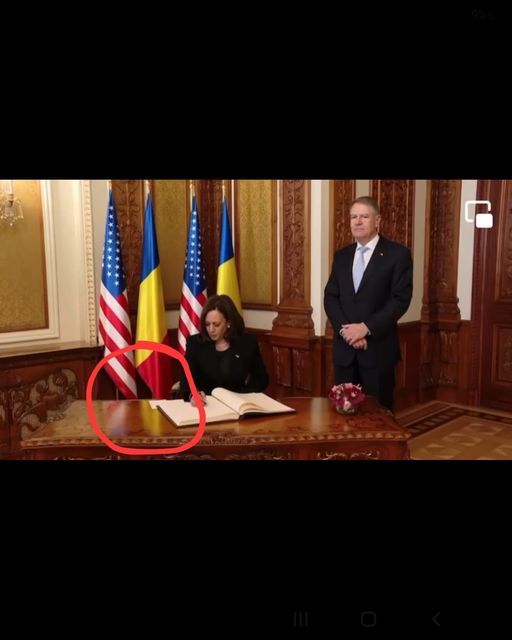 În fața profesorului Iohannis, Kamala Harris a copiat de pe o fițuică