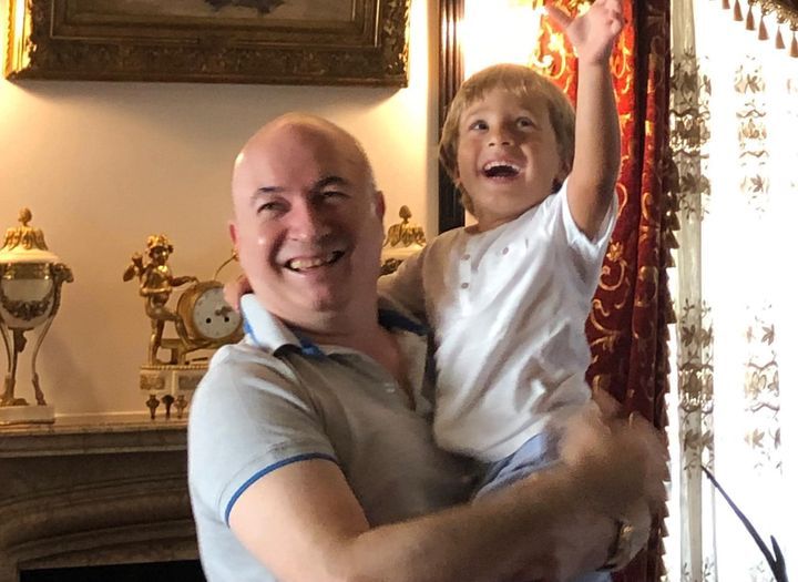 Codrin Ștefănescu, ținându-și fiul în brațe: Nu vreau să aibă rație la orice, cartelă la pâine, apă rece si cu porția, libertăți îngrădite