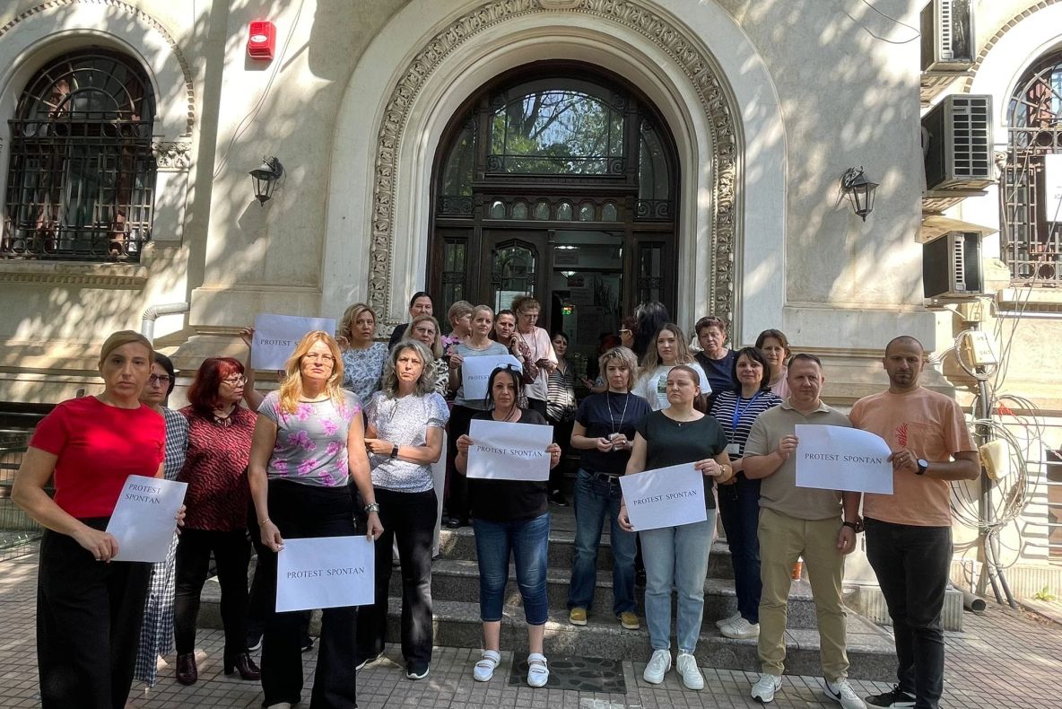 Revoltă la Trezoreria București. Angajații au declanșat un protest spontan după ce au văzut noile sporuri din Legea salarizării