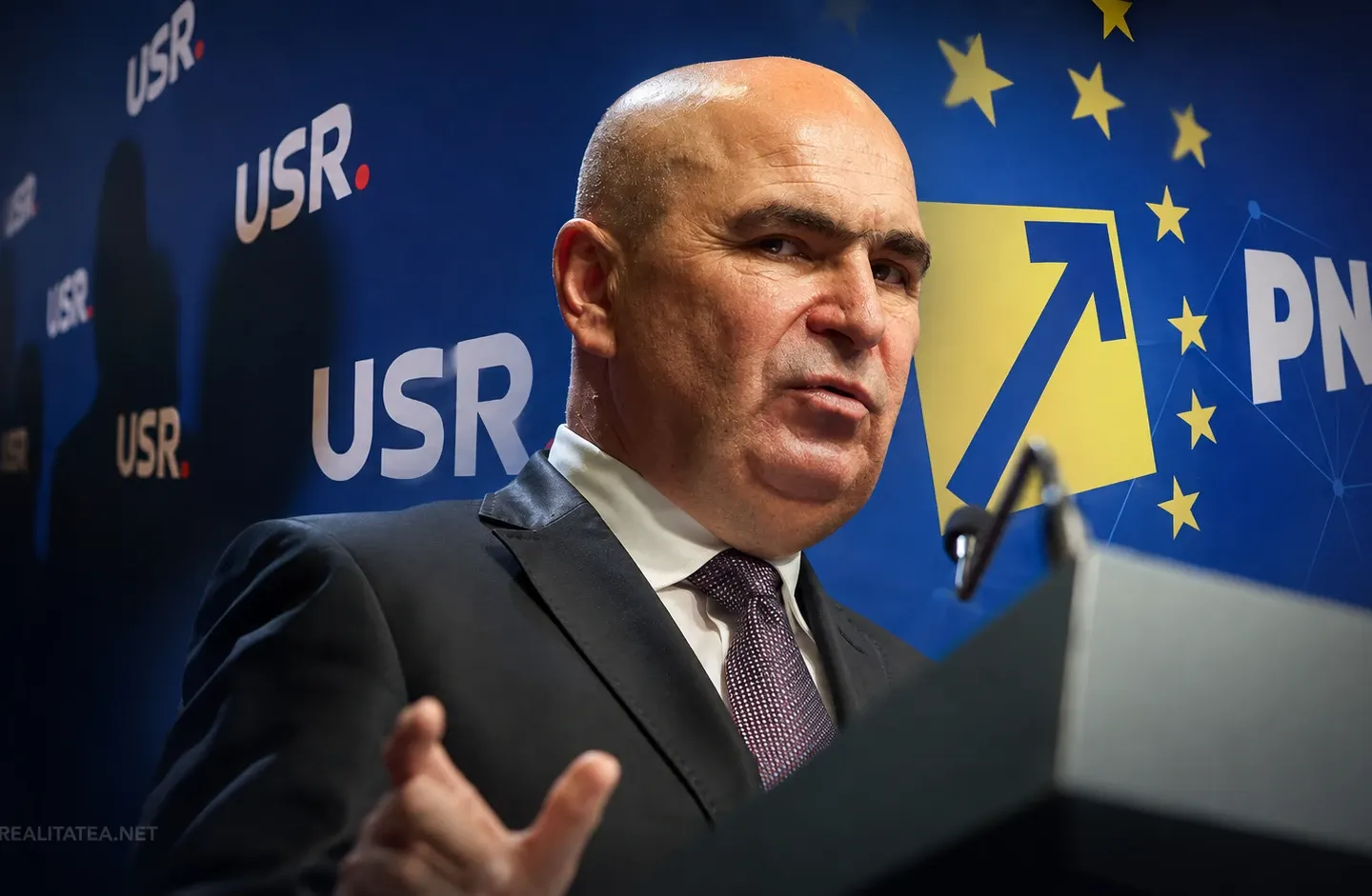 Bolojan recrutează din USR și construiește un nou pol electoral: atacuri coordonate pentru menținerea la putere
