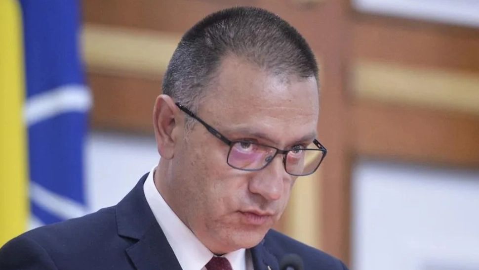 Mihai Fifor: ”Agățat cu dinții de scaunul de la Palatul Victoria, Ilie Bolojan încearcă să ne convingă că, fără el, providențialul, România se oprește în loc”