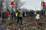 Călin Georgescu a plantat copaci, alături de numeroși români care îi sunt alături: Va înflori nădejdea și prosperitatea acestui popor