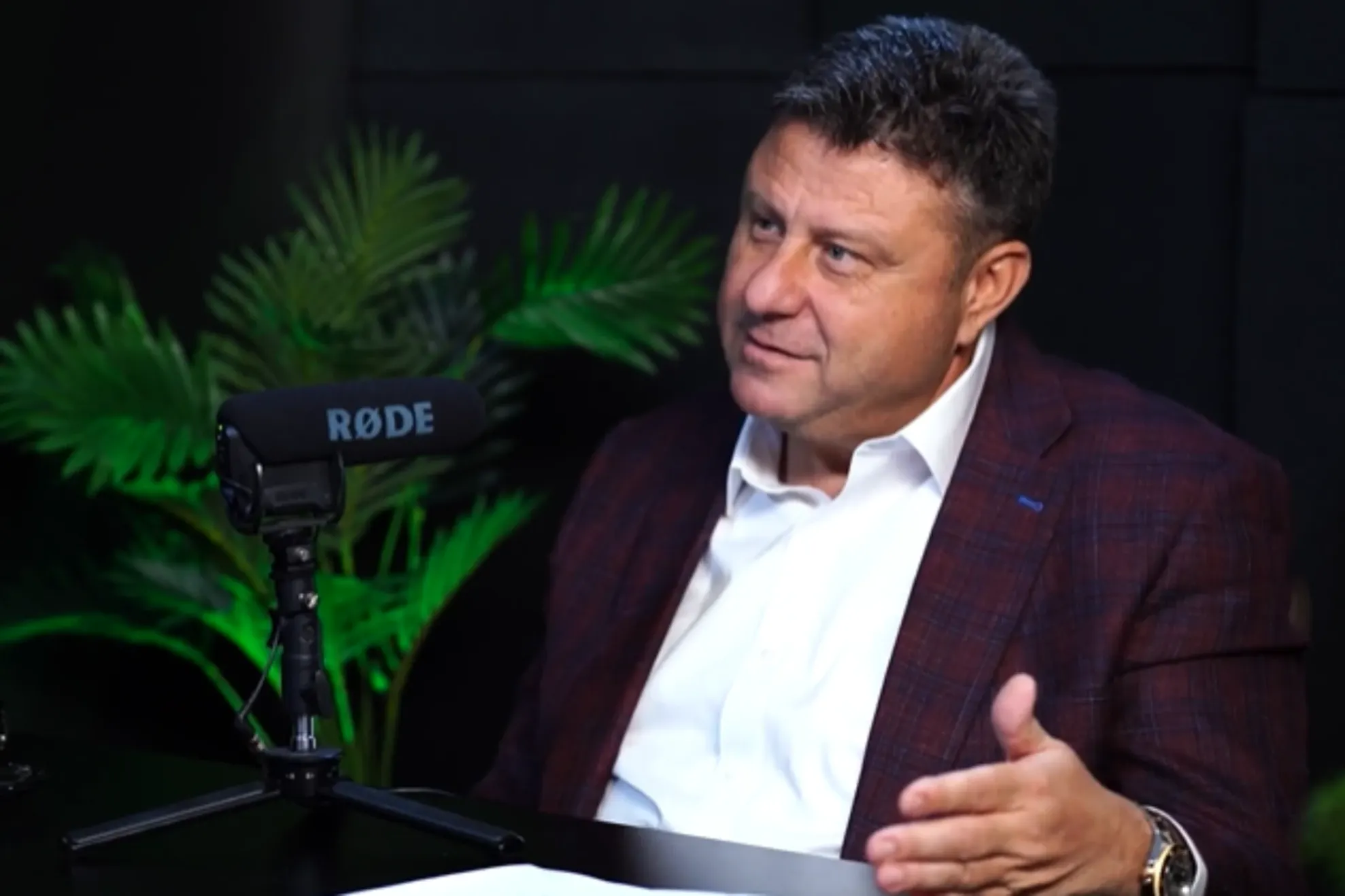 Cine este afaceristul penal din avionul politicienilor și magistraților