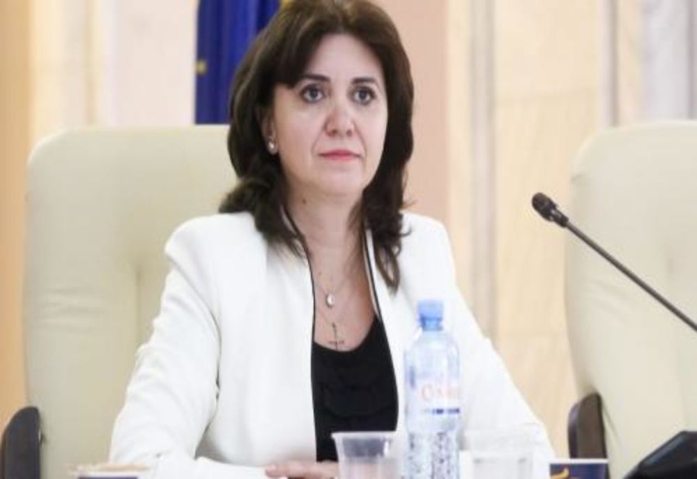 Monica Anisie a rămas repetentă, după ce a chiulit pe rupte de la Educatie