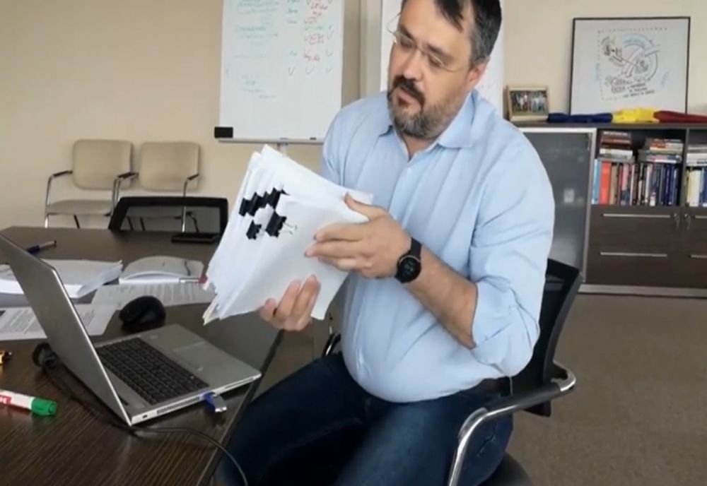 Ghinea se strâmbă la Ciolacu ca să scape de explicațiile pe PNRR