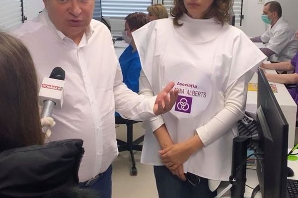 Bătrânii din Sectorul 1 au primit aparate care pot depista dacă au contactat noul coronavirus
