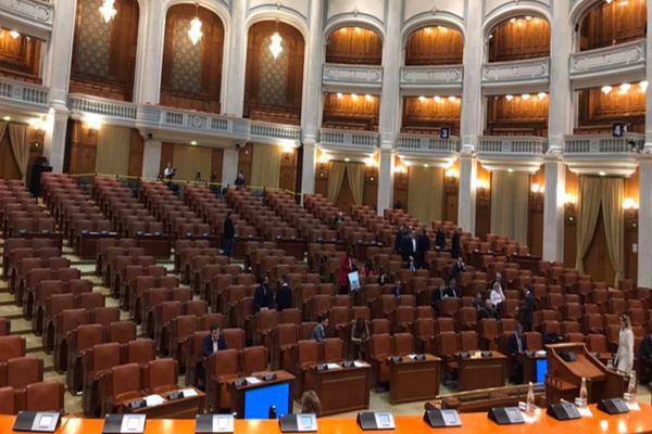 Şedinţă de plen a Camerei Deputaţilor. Proiectul privind amânarea plăţii chiriilor - pe ordinea de zi