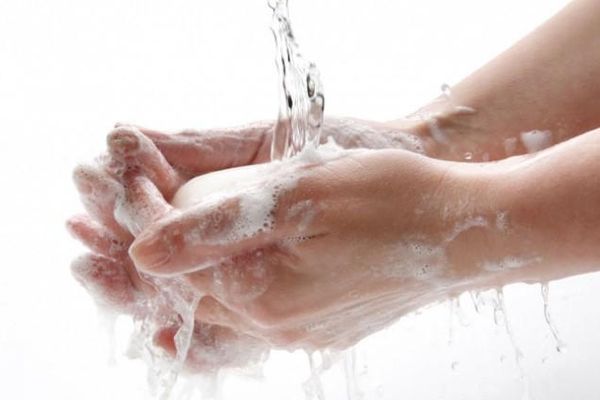 NE SPĂLAM PE MÂINI?