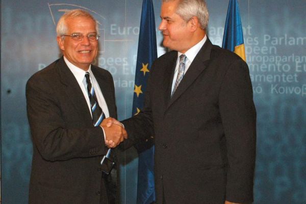 Adrian Năstase se miră de ce autorităţile de la Bucureşti nu marchează cei 15 ani de la aderarea la UE