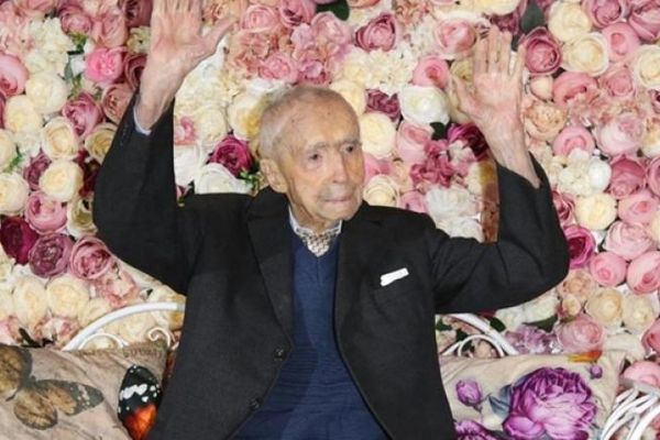 Gabriela Firea l-a premiat pe cel mai bătrân bărbat din lume înainte de a intra în Cartea Recordurilor