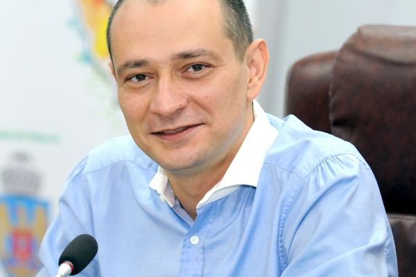 Primarul anului îi dă lecții Olguței Vasilescu. Daniel Băluță, model pentru craioveni