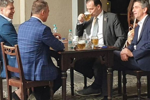 Ciolacu îi explică lui Orban cât de simplu este să salveze HORECA. „… Niște halbe băute cu prietenii”.
