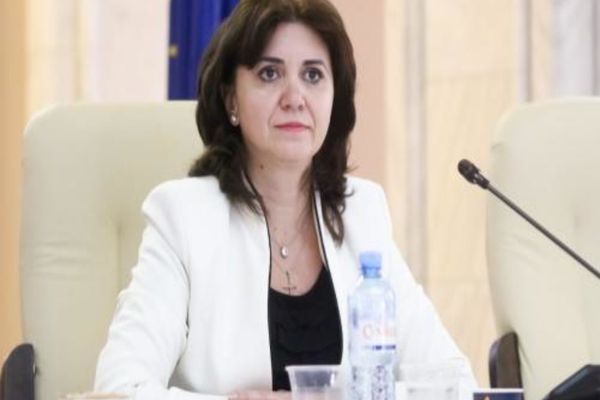 Monica Anisie a rămas repetentă, după ce a chiulit pe rupte de la Educatie