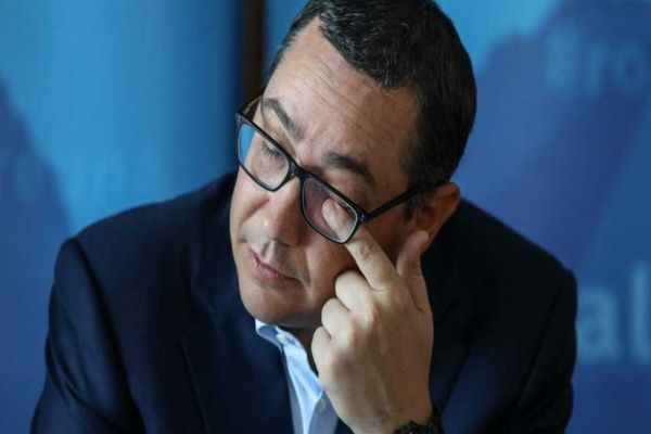 Anca Alexandrescu a scos cuiul unei  grenade penale din haina lui Victor Ponta 