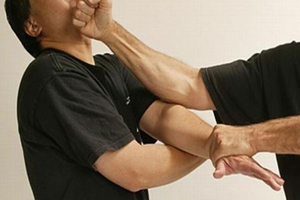 Alegerile încurcă mai rău ițele politicii