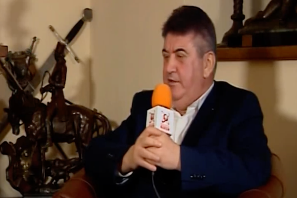 Adevărul din sufrageria lui Gabriel Oprea. Doctoratul lui Coldea: Oprea scoate o copie a exemplarului făcut invizibil odată cu acuzațiile de plagiat