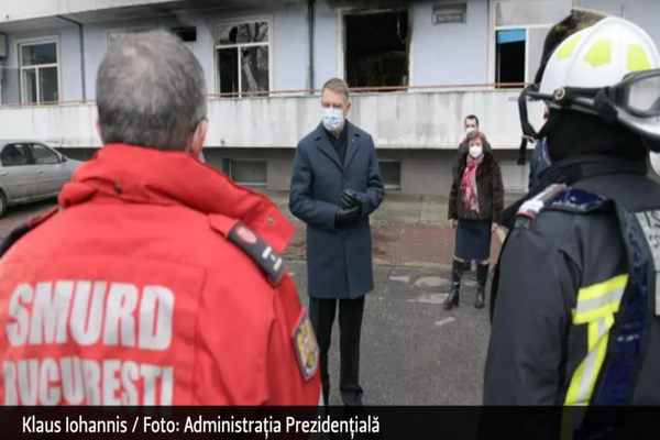 Poporul cere decretarea doliului național. Klaus Iohannis, pe pârtie, la schi