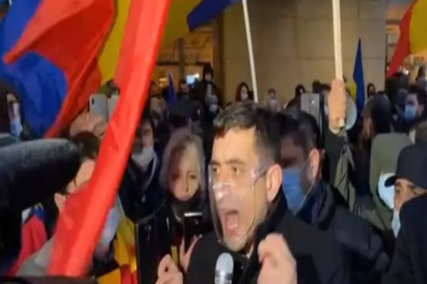 Protest în fața MAI. Oamenii strigă „DEMISIA!”