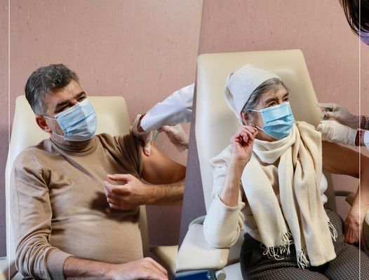 Marcel Ciolacu s-a vaccinat, dar nu înainte de mama sa