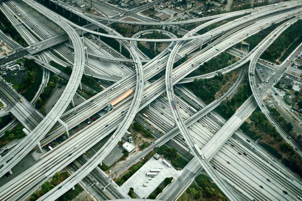 AVEM O ȚARA CA AFARA?