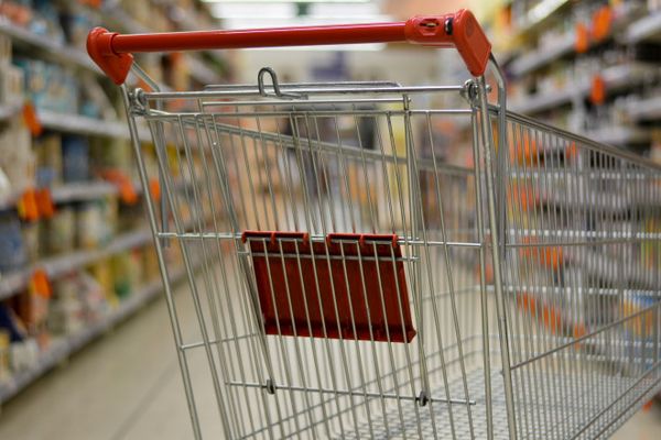 PSD a atacat în justiție Ordonanța scurtării programului supermarketurilor