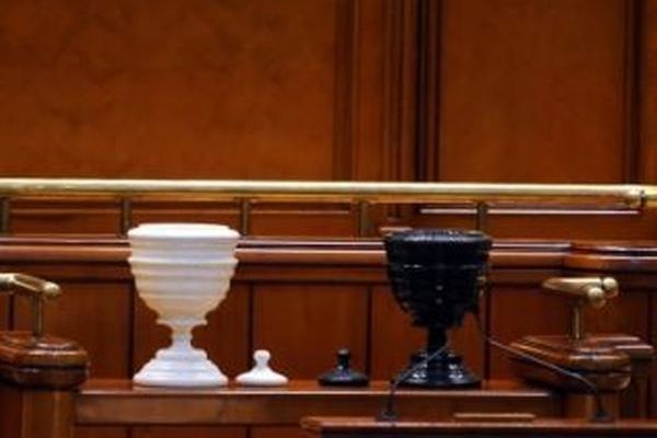 CRONICA UNEI...MOȚIUNI ANUNȚATE?