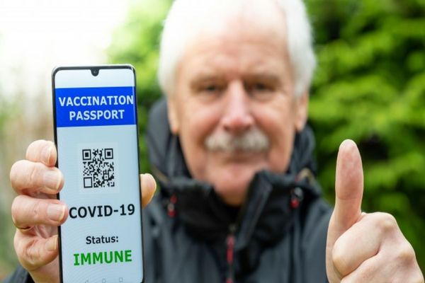 MAFIA CERTIFICATELOR FALSE. Se fac averi pe seama pandemiei. Cât costă un pașaport COVID