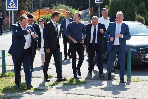 PNL își vede de alegeri și privește arogant la inundati