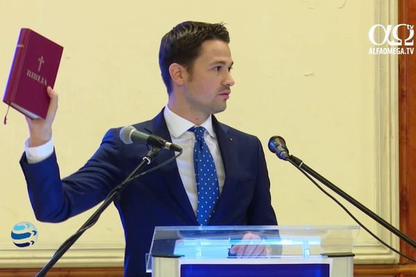 Lui Sighiartău, Dumnezeul politicii i-a dăruit o vilă de un sfert de milion și o limuzină